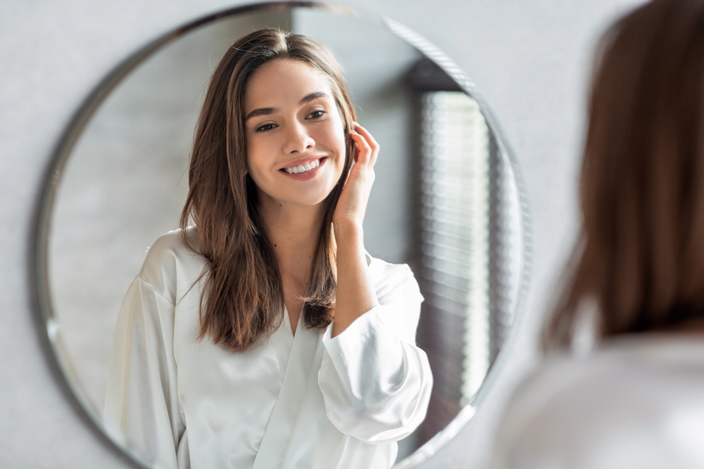 Beauty,Concept.,Portrait,Of,Attractive,Happy,Woman,Looking,At,Mirror