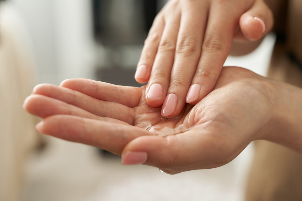 Japanese,Esthetician,Holding,A,Massage,Oil,In,Her,Hand